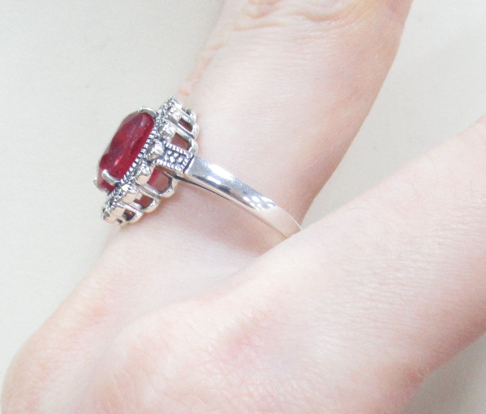Серебряное кольцо 925 пробы; оксидирование; вставки 1 Рубин 3,245 F/2; 16 Марказит;